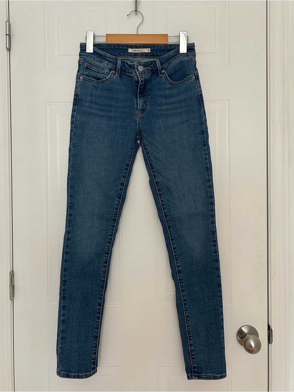 Levi's Skinny Jeans in Mid/Dark Blue Wash - Women’s Size 26